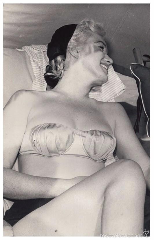 Cine: Sexy MARILYN MONROE actress PIN UP PHOTO postcard - Publisher RWP 2003 (45)