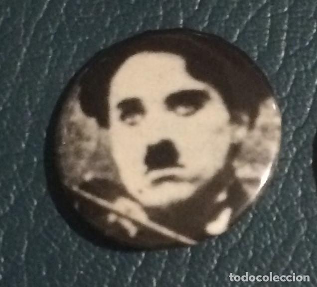 Cine: Chapa de alfiler para la ropa. Charlie Chaplin, Charlot. 30 mm. Nueva.