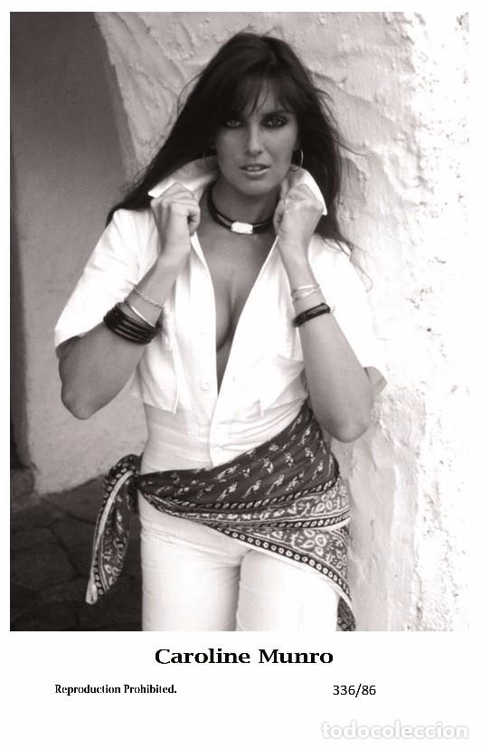 Cin&eacute;ma: CAROLINE MUNRO - Film star Pin Up PHOTO POSTCARD- Publisher Swiftsure 2000 (336/86)