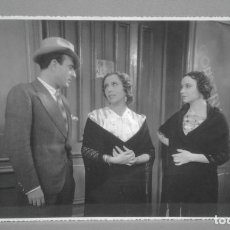 Cine: LOS CLAVELES (1935), MARIO GABARRÓN, MARÍA ARIAS Y PORFIRIA SANCHIZ. FOTOGRAFÍA ORIGINAL, 23X17 CM