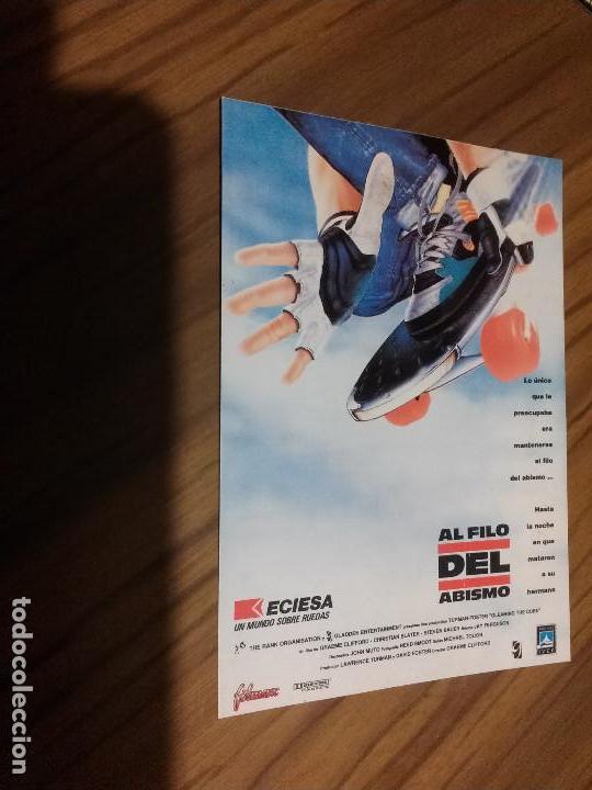 Cinema: AL FILO DEL ABISMO. FOTO POSTAL PUBLICITARIA CON EL CARTEL DE LA PEL&Iacute;CULA. BUEN ESTADO. RARO