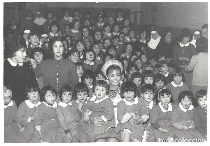 Cine: F25403 CARMEN SEVILLA colegio asilo hu&eacute;rfanas maria inmaculada FOTO B/N ORIGINAL PRENSA