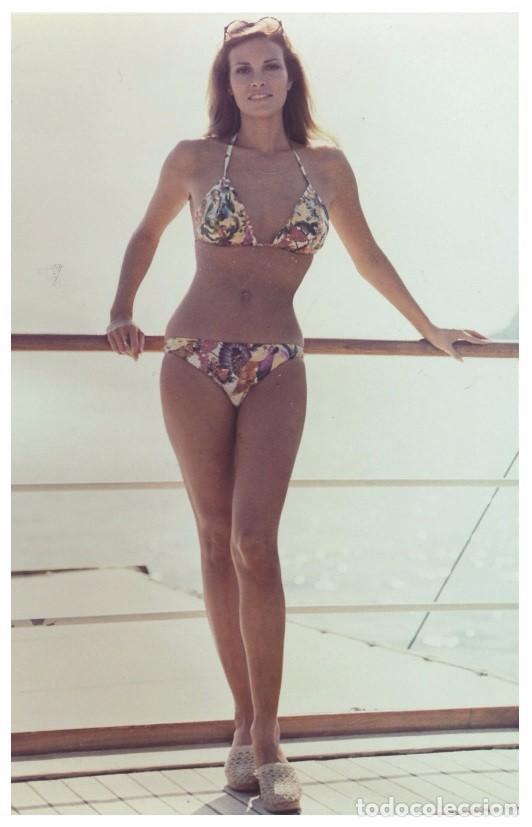 Cine: Sexy RAQUEL WELCH actress PIN UP PHOTO postcard - Publisher RWP 2003 (51)