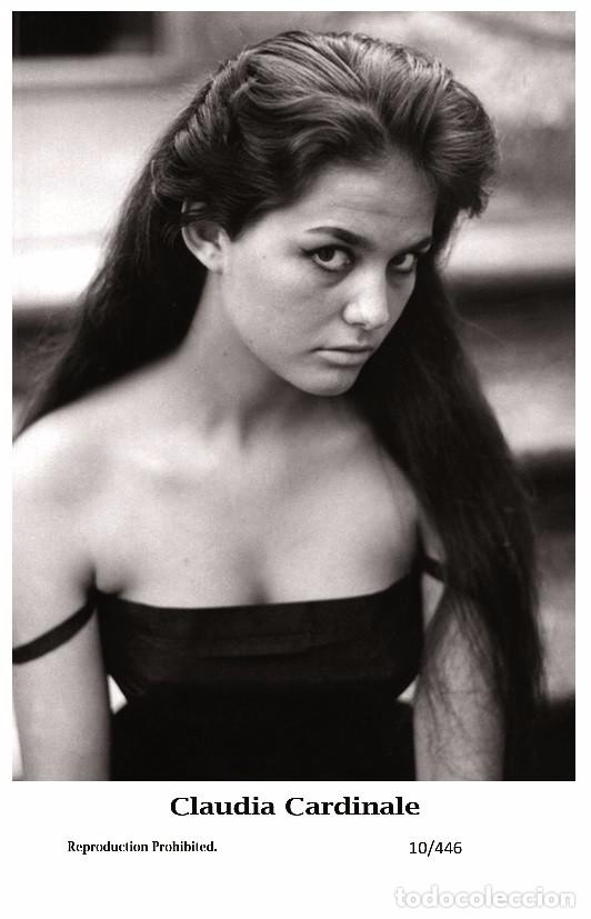 Cine: CLAUDIA CARDINALE - Film star Pin Up PHOTO POSTCARD- Publisher Swiftsure 2000 (10/446)