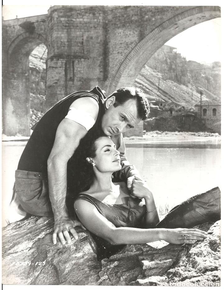 Cine: F26965 CARMEN SEVILLA RICHARD KILEY AVENTURA PARA DOS FOTO B/N ORIGINAL ESPA&Ntilde;OLA