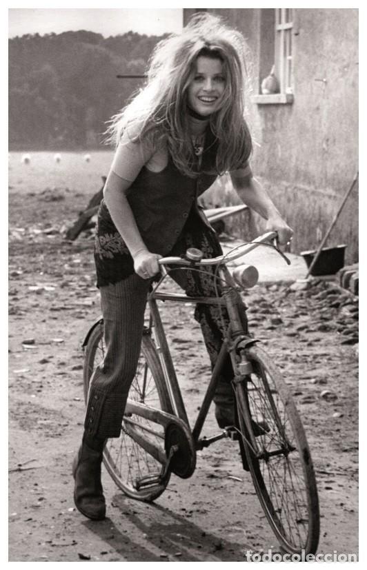 Cine: Sexy SENTA BERGER actress PIN UP PHOTO postcard - Publisher RWP 2003 (13)