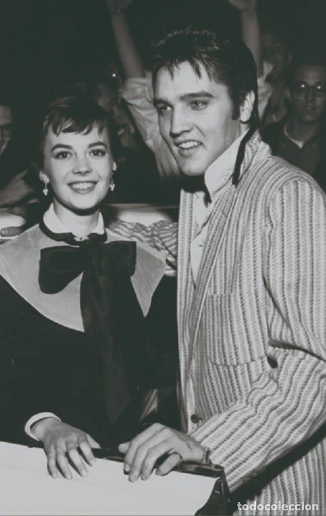 Cine: FOTO POSTAL RP Natalie Wood and Elvis Presley outside the Hotel Chisca, 1956