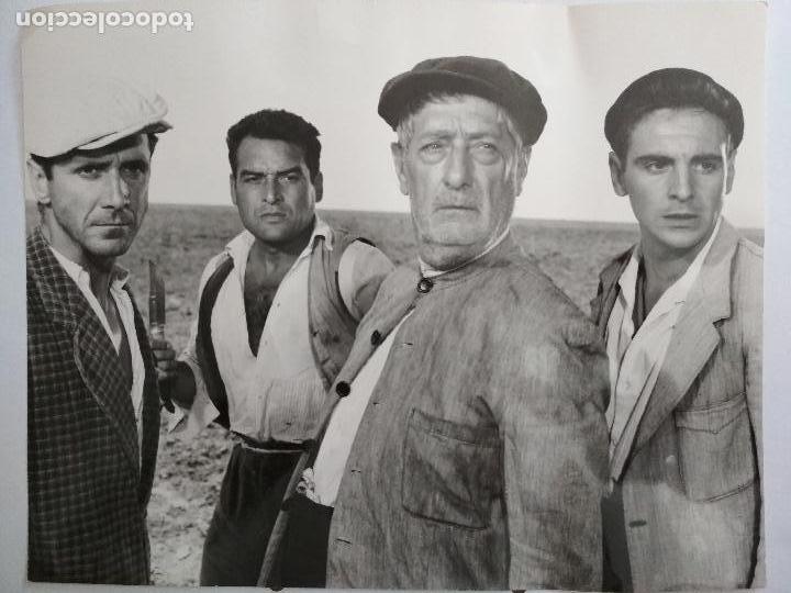 Cine: FOTOGRAFIA VARIOS ACTORES EN UNA ESCENA DE LA PELICULA LA VENGANZA, ESTUDIO FELIPE LOPEZ, MADRID