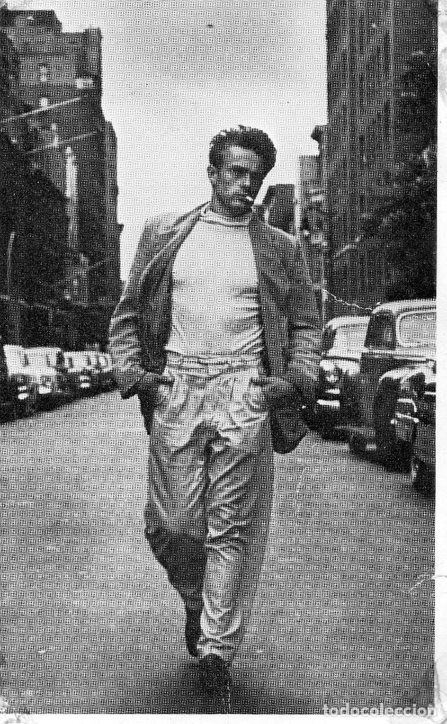 Cine: JAMES DEAN Paseando - 18CM X 11,5CM 1982