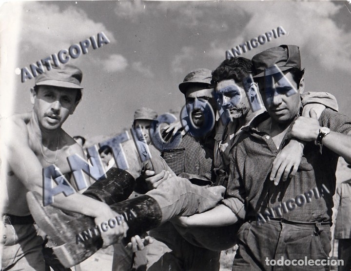 Cine: FOTO ORIGINAL Y RECORTE DE PRENSA DEL ACCIDENTE DURANTE EL RODAJE DE ''LA FIEL INFANTERIA' 1960