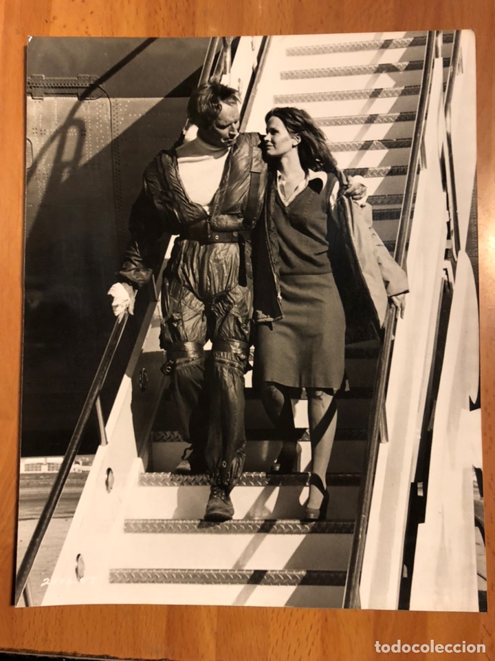Cine: Foto original de charlton heston y Karen black en aeropuerto 1975 20x25 cm