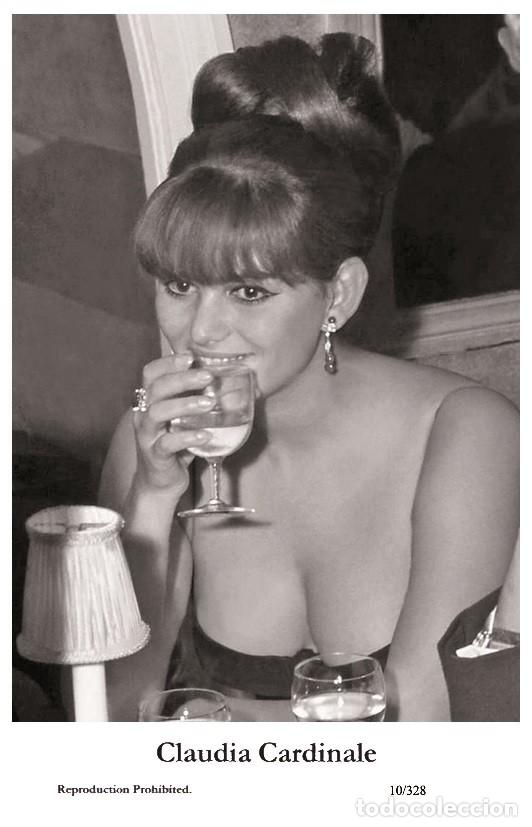 Cine: CLAUDIA CARDINALE - Film star Pin Up PHOTO POSTCARD- Publisher Swiftsure 2000 (10/328)