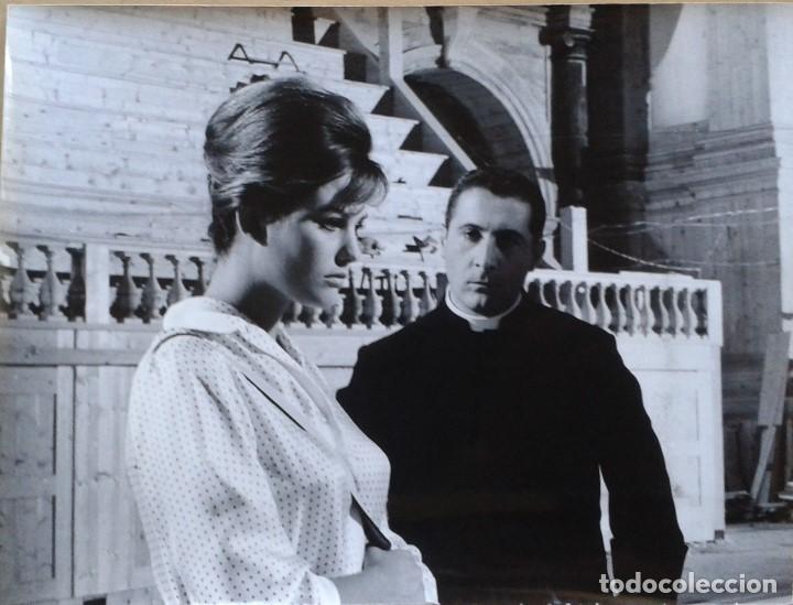Cine: LA CHICA CON LA MALETA. FOTO 18X24. CLAUDIA CARDINALE, ROMOLO VALLI