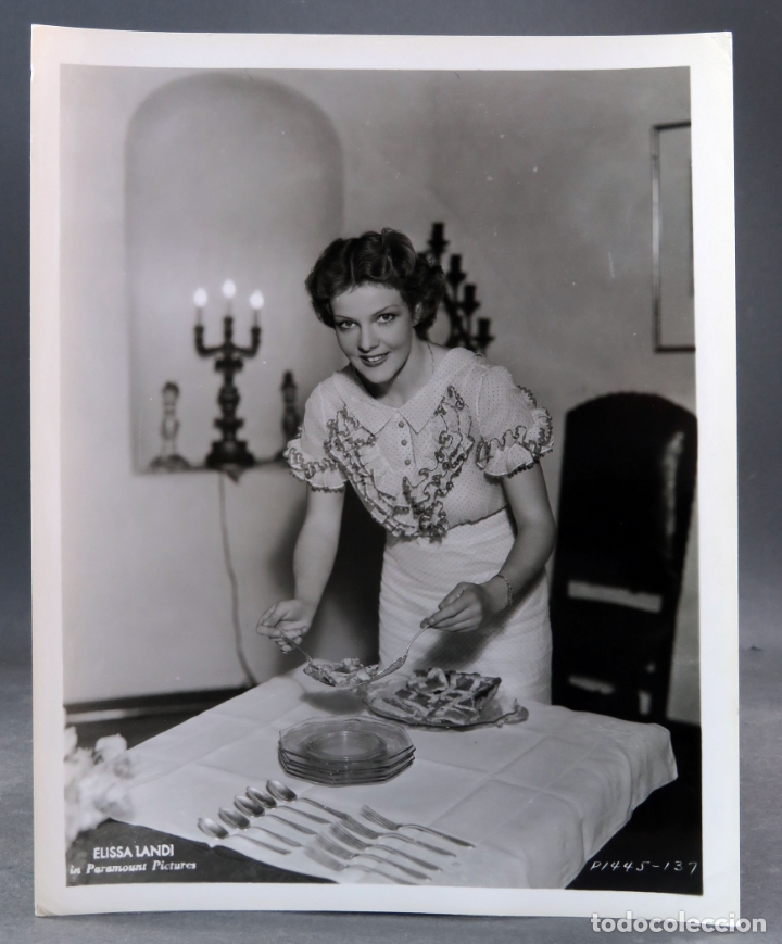 Kino: Foto original prensa Elissa Landi Paramount sirviendo una tarta a&ntilde;os 30 26 cm x 20 cm