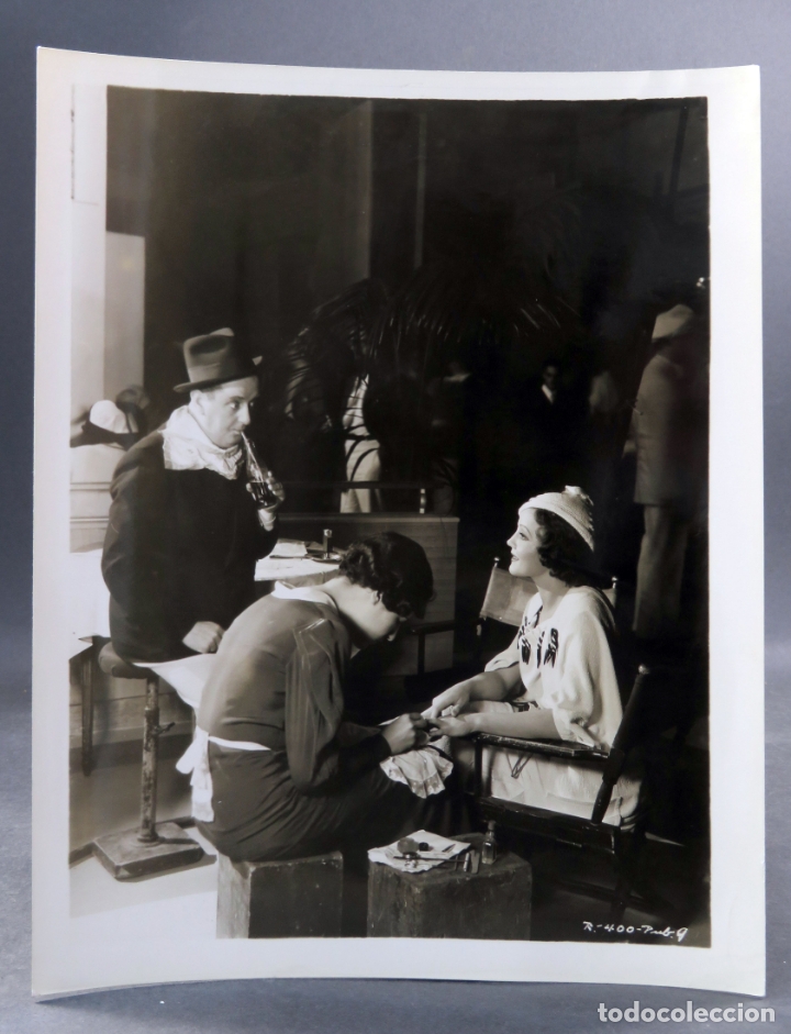 Kino: Foto original prensa descanso rodaje en Hollywood manicura para la actriz a&ntilde;os 30 26 cm x 20 cm