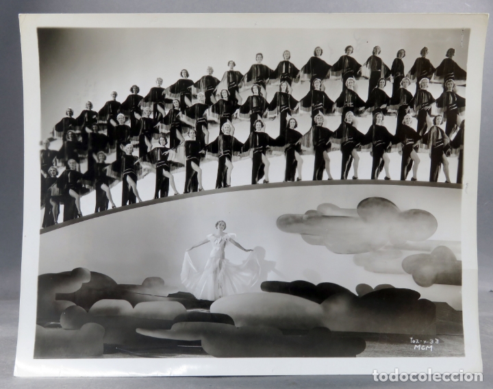 Cine: Foto original prensa Maureen O Sullivan con grupo bailarinas revista musical a&ntilde;os 30 26 cm x 20 cm