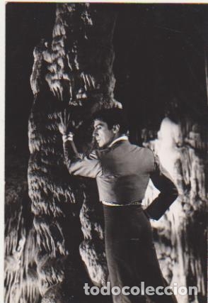 Cin&eacute;ma: Foto-Postal (15x10) Cueva de Nerja Antonio en la Sala del Cataclismo. durante el rodaje de una pel&iacute;c