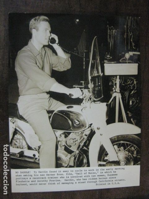 Cine: ty hardin - FOTO B/N ORIGINAL - motorcycle honda moto phone - descanso rodaje