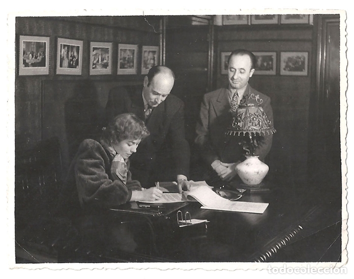 Cine: F30565 AURORA BAUTISTA FIRMANDO EL CONTRATO CON CIFESA FOTO B/N ORIGINAL ESPA&Ntilde;OLA PRENSA