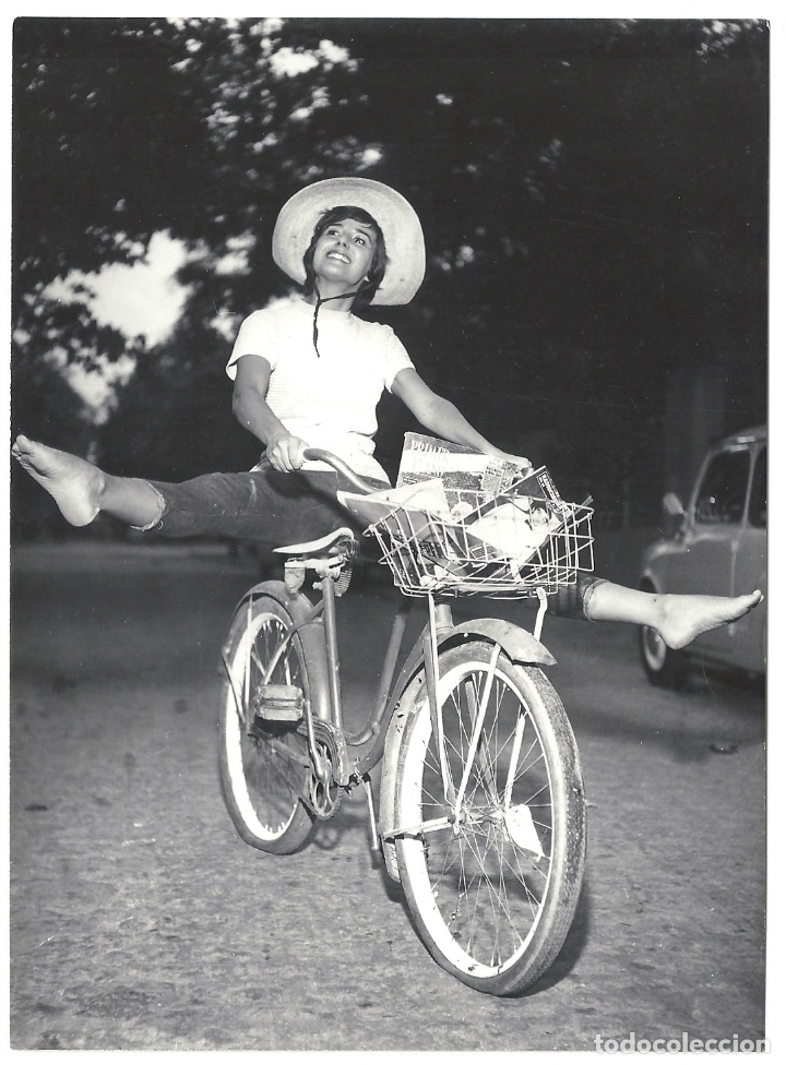 Cine: F30654 TERESA DEL RIO BICICLETA FOTO B/N ORIGINAL ESPA&Ntilde;OLA PRENSA
