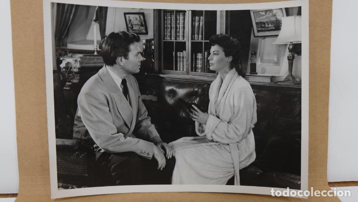 Cine: FOTOGRAF&Iacute;A ORIGINAL BN AVA GARDNER - JAMES MASON - PANDORA Y EL HOLAND&Eacute;S ERRANTE