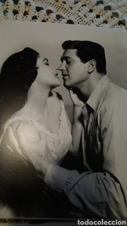 Cine: . Elizabeth taylor foto 24 x 30 de papel saten. Rock hudson