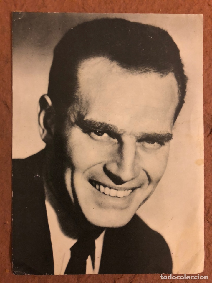 Cine: CHARLTON HESTON. FOTO-FICHA OBSEQUIO DE ROM&Aacute;NTICA, CON DATOS DEL ACTOR AL DORSO.