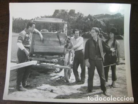 Cine: robert taylor - foto original b/n - film scene western caravana de mujeres