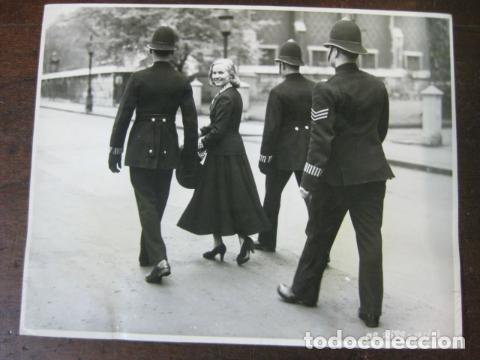 Cine: ann todd- FOTO ORIGINAL B/N - visited the precincts of lincoln inn fields with police officers