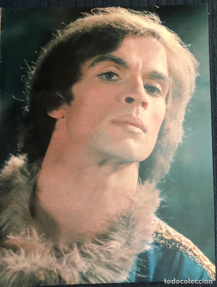 Cine: Fotograf&iacute;a del actor y bailar&iacute;n Rudolf Nureyev. P&aacute;gina de revista. Tama&ntilde;o folio. Enmarcable.