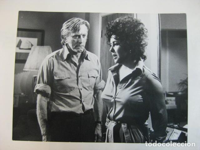 Cine: Victory At Entebbe  - foto original b/n - elizabeth taylor kirk douglas film scene