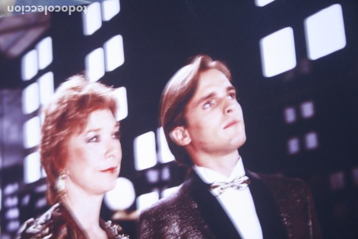 Cine: FOTO ORIGINAL MIGUEL BOSE  SHIRLEY MacLAINE SPOT PUBLICITARIO 14 X 20 CMS
