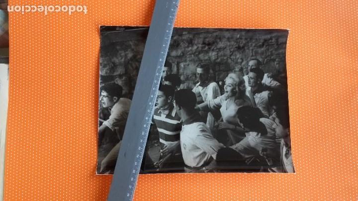 Cine: FOTO DE ANAL&Iacute;A GAD&Eacute;. CORRIENDO LOS SAN FERMINES. PEL&Iacute;CULA LUNA DE VERANO 1958. 20 x 25 cm.
