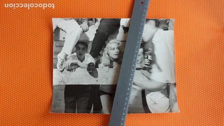 Cine: FOTO DE ANAL&Iacute;A GAD&Eacute;. TRAS UNA VALLA DE LA CALLE. SAN FERMINES. PEL&Iacute;CULA LUNA DE VERANO 1958.