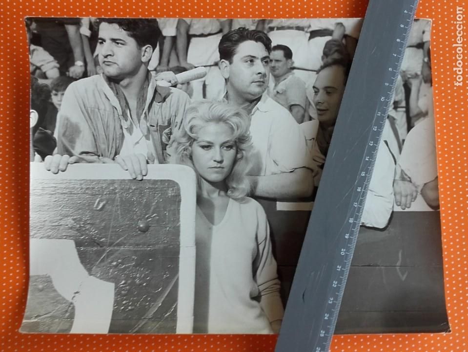 Cine: FOTO DE ANAL&Iacute;A GAD&Eacute;. PLAZA DE TOROS. LOS SAN FERMINES. PEL&Iacute;CULA LUNA DE VERANO 1958. 20 x 25 cm.