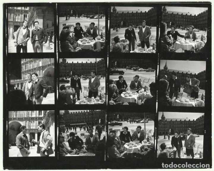 Cinema: F31421 COARTADA EN DISCO ROJO PLAZA MAYOR MADRID RODAJE FOTO B/N ORIGINAL ESPA&Ntilde;OLA