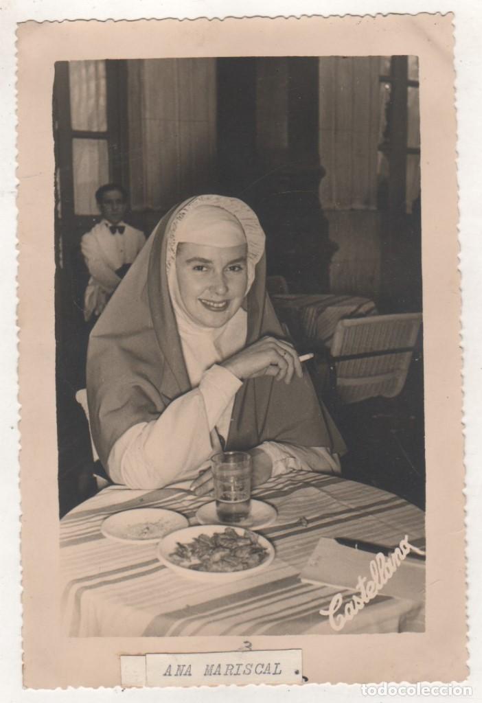 Cin&eacute;ma: Curiosa fotograf&iacute;a Ana Mariscal vestida de monja, fumando. Castellano fot&oacute;grafo.