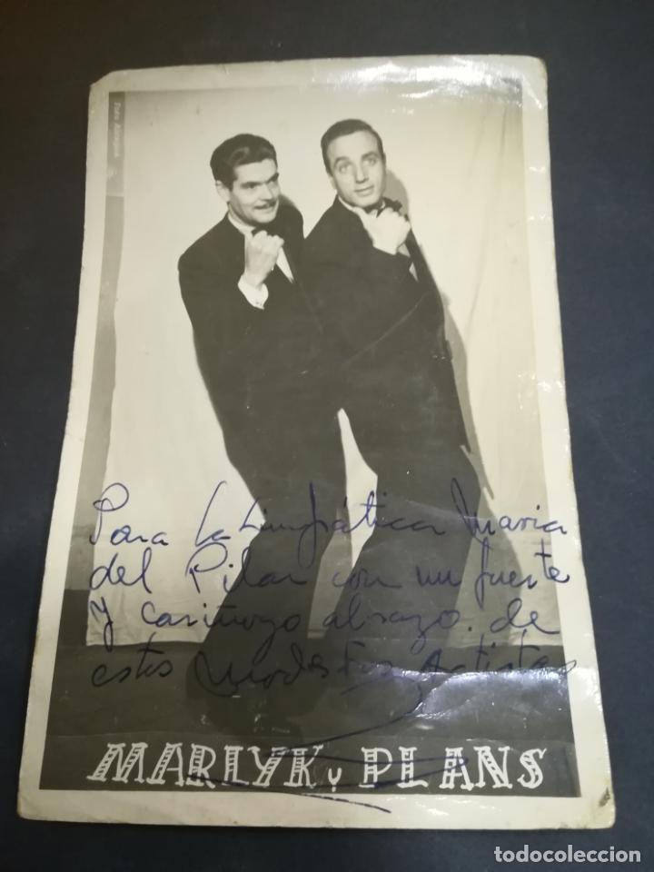 Kino: TARJETA DE PRESENTACI&Oacute;N. IMAGEN DE MARLYK Y PLANS. 12 X 18CM. FIRMA Y DEDICATORIA