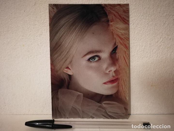 Kino: TARJETA ACARTONADA -10*15- EYES - Elle Fanning