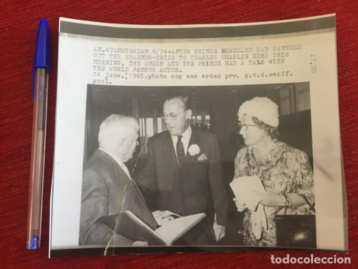 Cine: F8849 FOTO FOTOGRAFIA ORIGINAL PRENSA CHARLOT CHARLES CHAPLIN CON LA REINA PRINCIPE DE HOLANDA 1965