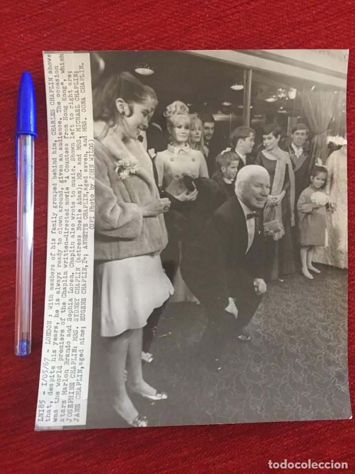 Cine: F8858 FOTO FOTOGRAFIA ORIGINAL DE PRENSA CHARLOT CHARLES CHAPLIN CON SU FAMILIA EN LONDRES 1967