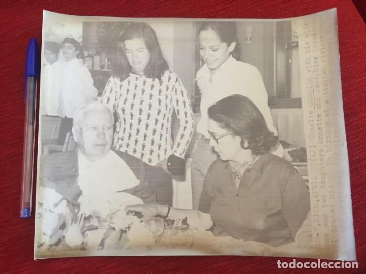 Cine: F8874 FOTO FOTOGRAFIA ORIGINAL DE PRENSA CHARLOT CHARLES CHAPLIN CON SU MUJER OONA E HIJAS