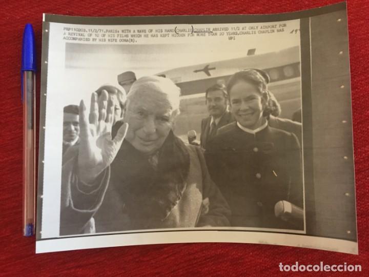 Cine: F8882 FOTO FOTOGRAFIA ORIGINAL PRENSA CHARLOT CHARLES CHAPLIN CON SU MUJER OONA LONDRES(11-2-1971)