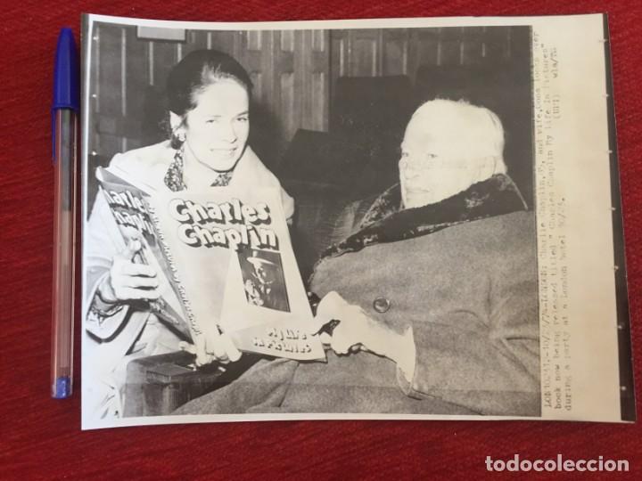 Cine: F8883 FOTO FOTOGRAFIA ORIGINAL DE PRENSA CHARLOT CHARLES CHAPLIN CON SU MUJER 1974
