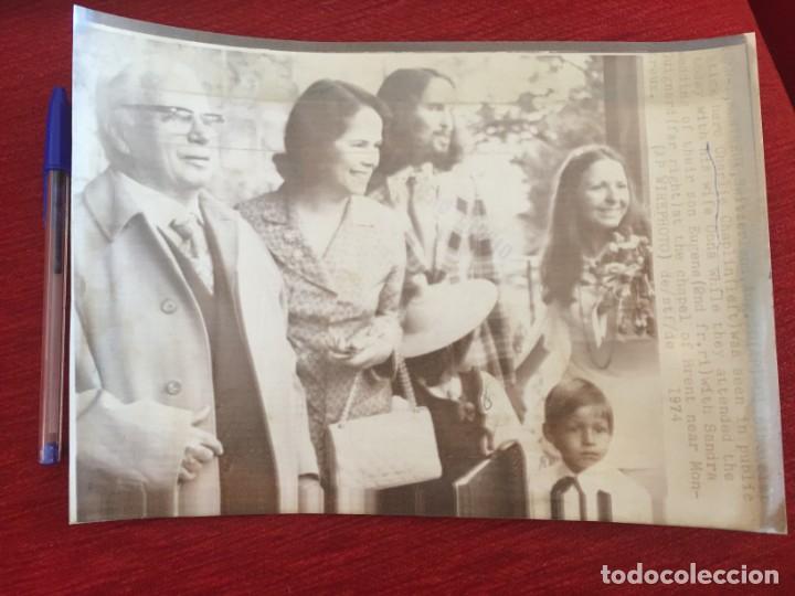 Cine: F8884 FOTO FOTOGRAFIA ORIGINAL DE PRENSA CHARLOT CHARLES CHAPLIN CON SU MUJER OONA FAMILIA 1974
