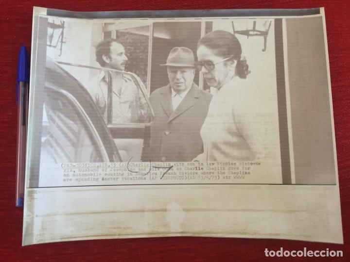 Cine: F8886 FOTO FOTOGRAFIA ORIGINAL DE PRENSA CHARLOT CHARLES CHAPLIN NICOLAS SISTOVARIS OONA 1973