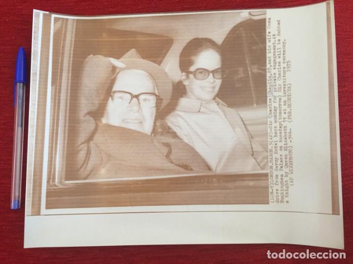 Cine: F8890 FOTO FOTOGRAFIA ORIGINAL DE PRENSA CHARLOT CHARLES CHAPLIN CON SU MUJER OONA 1975