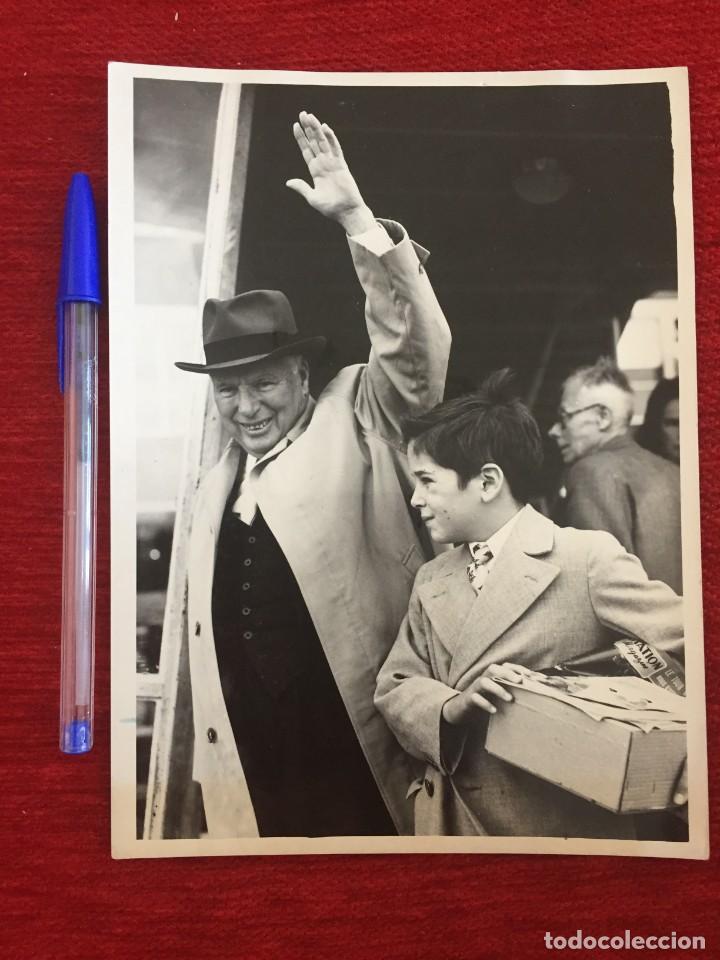 Cine: F8902 FOTO FOTOGRAFIA ORIGINAL DE PRENSA CHARLOT CHARLES CHAPLIN EN LONDRES (13-9-1957)