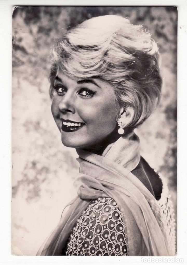 Cine: TARJETA POSTAL ARTISTAS DE CINE DORIS DAY EDICIONES RAKER
