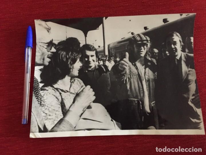 Cin&eacute;ma: F8919 FOTO FOTOGRAFIA ORIGINAL DE PRENSA CANTANTE ELTON JOHN CON JOHN REID EN MOSCU (26-5-1979)